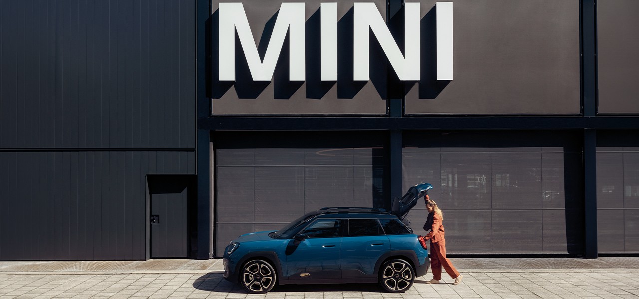 Eine Frau und ein Mann sitzen in einen MINI.